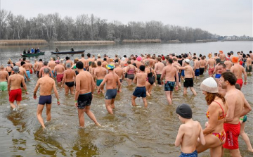 Csobbanással köszöntötték az újévet a Tisza tóban