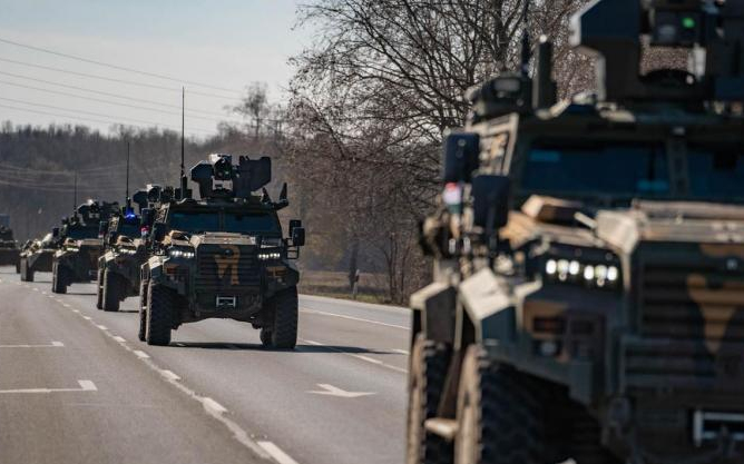 Katonai menetoszlopokra lehet számítani vasárnap az ország főútvonalain