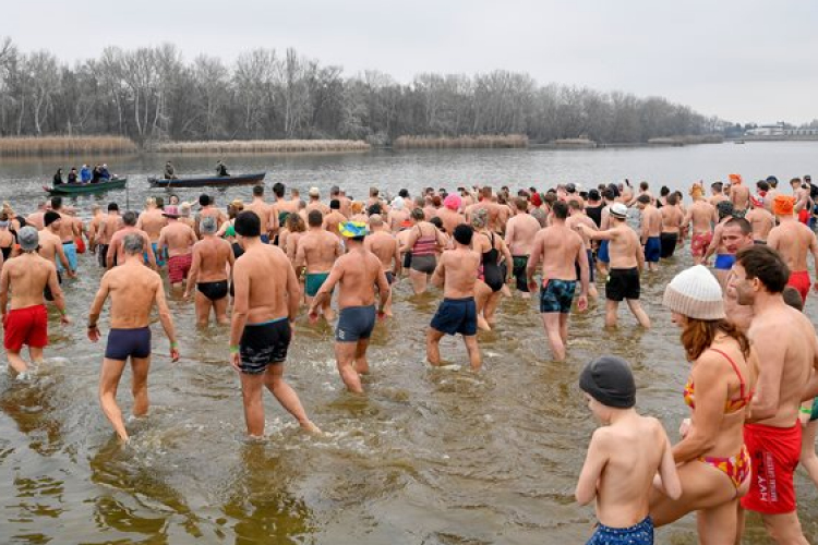 Csobbanással köszöntötték az újévet a Tisza tóban