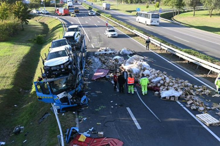 Baleset miatt lezárták az M5-öst Pusztavacsnál Szeged felé